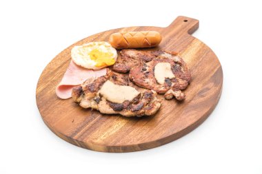 ahşap plaka üzerinde ızgara biftek mix