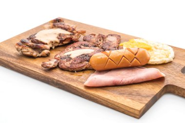 ahşap plaka üzerinde ızgara biftek mix