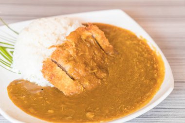 köri pirinç kızarmış domuz eti