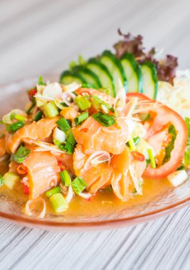 Baharatlı somon salata