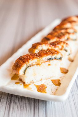 yılan balığı (unagi suşi)