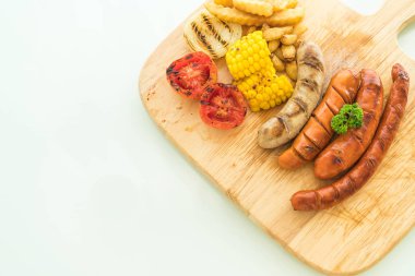 ızgara sosis mix sebze ve patates kızartması ile