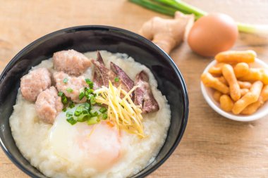 domuz eti ve yumurta ile pirinç lapası