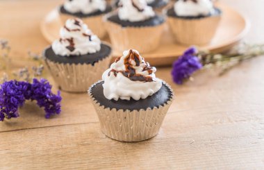 krem şanti ile çikolatalı kek