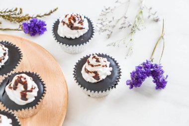 krem şanti ile çikolatalı kek