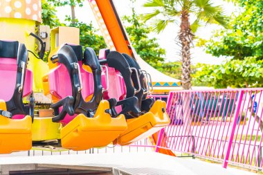 Renkli lunapark treni koltuk eğlence parkı 