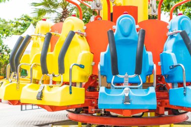 Renkli lunapark treni koltuk eğlence parkı 