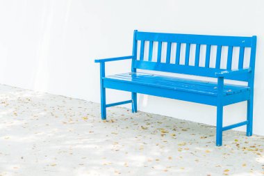 beyaz duvar ile mavi tezgah