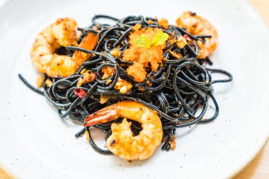 siyah spagetti karides