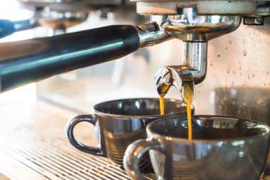 Bir kafede espresso yapan profesyonel kahve makinesi.