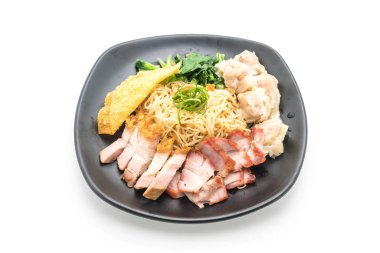 Yumurta noodle kırmızı kızarmış domuz, gevrek domuz eti ve köfte ile