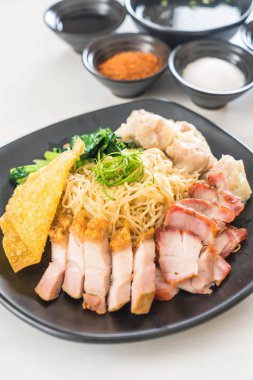 Yumurta noodle kırmızı kızarmış domuz, gevrek domuz eti, köfte ve çorba ile 