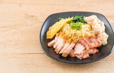 Yumurta noodle kırmızı kızarmış domuz, gevrek domuz eti, köfte ve çorba ile 