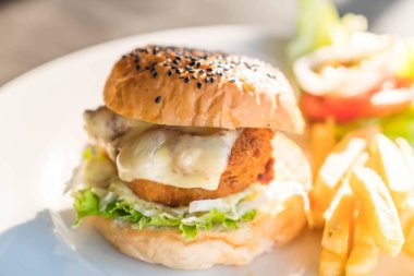 kızarmış tavuk burger peynirli