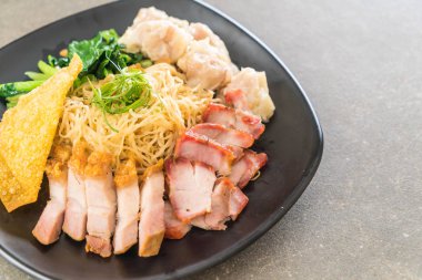 Yumurta noodle kırmızı kızarmış domuz, gevrek domuz eti, köfte ve çorba ile 