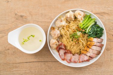 Yumurta noodle kırmızı kızarmış domuz, gevrek domuz eti, köfte ve çorba ile 