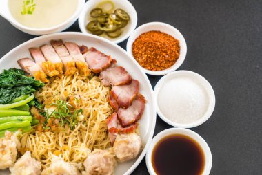 Yumurta noodle kırmızı kızarmış domuz, gevrek domuz eti, köfte ve çorba ile 