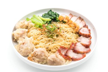 Yumurta noodle kırmızı kızarmış domuz, gevrek domuz eti ve köfte ile