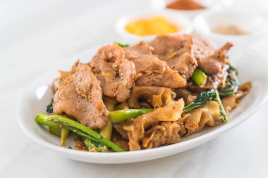 soya sosu ve domuz kızarmış noodle 