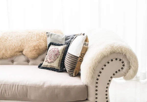Hermosa almohada en el sofá — Foto de Stock