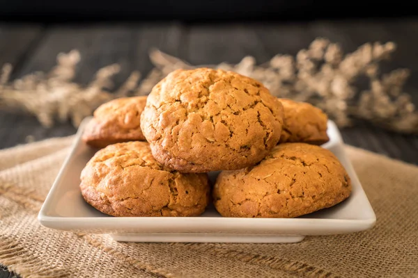 yulaf ezmesi kuru üzüm kurabiyeleri ahşap üzerine