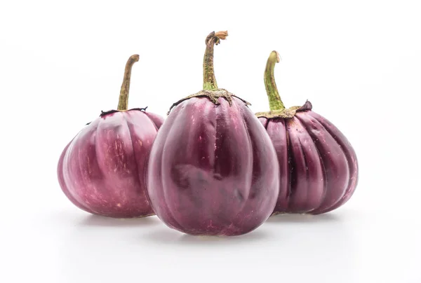 Aubergine fraîche sur blanc — Photo