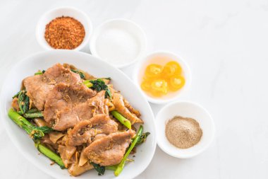 soya sosu ve domuz kızarmış noodle 