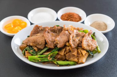 soya sosu ve domuz kızarmış noodle 