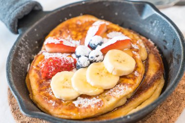 taze çilek yaban mersini ve muz ile gözleme 