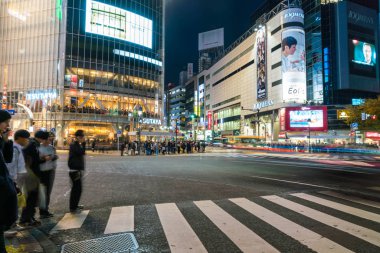 Tokyo, Japonya, 17 Kasım 2016: Shibuya Crossing, şehir sokak ile