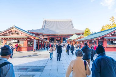 Tokyo-Kasım 28: Budist tapınağı Sensoji Tokyo kalabalık insanlara