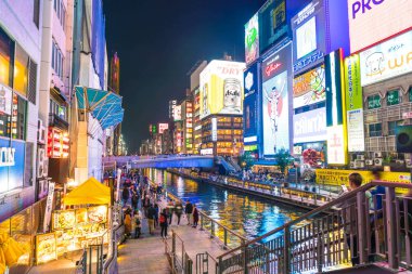 Osaka, Japonya - 19 Kasım 2016: Bir grup insan shopp için yürüyüş