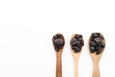 Beyaz üzerine siyah kuru üzüm