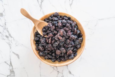 kabın içinde siyah kuru üzüm