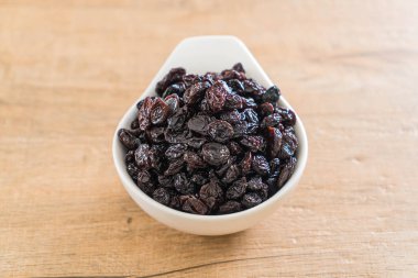 kabın içinde siyah kuru üzüm