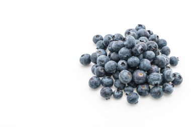 Beyaz üzerine taze yaban mersini