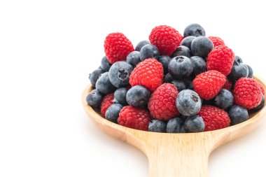 taze yaban mersini ve rasberry beyaz