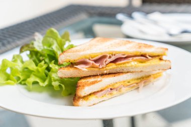 Jambonlu peynirli sandviç