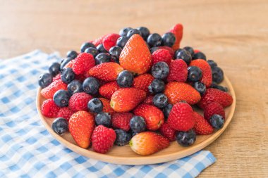 taze yaban mersini, çilek ve rasberry 