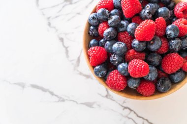 taze yaban mersini ve rasberry 