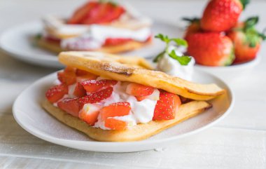 ahşap üzerine çilek ile waffle