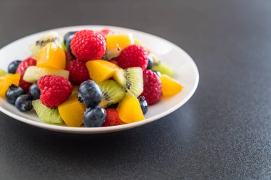 karışık taze meyve (çilek, ahududu, yaban mersini, kivi, mang