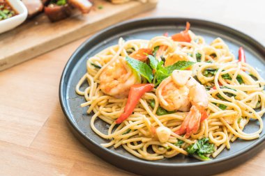 karides tavada kızartılmış acılı spagetti 
