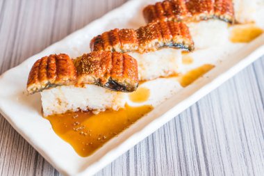 yılan balığı (unagi suşi)