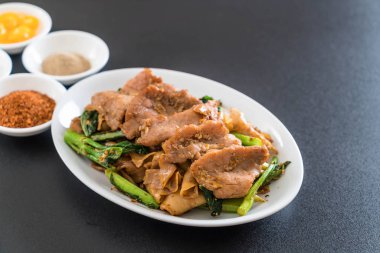 soya sosu ve domuz kızarmış noodle 