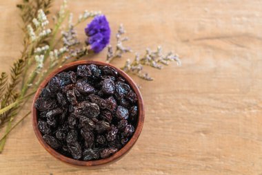 kabın içinde siyah kuru üzüm