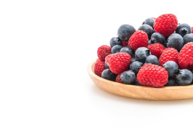 taze yaban mersini ve rasberry beyaz