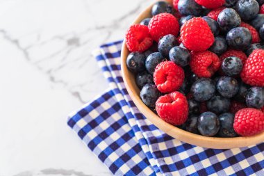 taze yaban mersini ve rasberry 