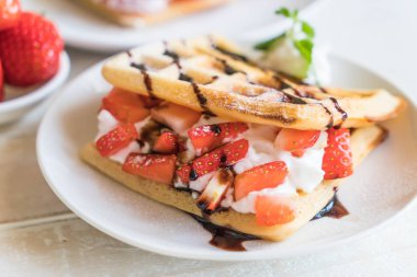 ahşap üzerine çilek ile waffle