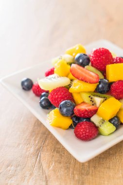 karışık taze meyve (çilek, ahududu, yaban mersini, kivi, mang